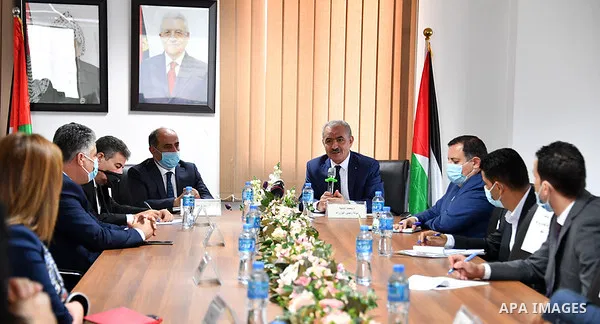 Palestinian Prime Minister Mohammed Ishtayeh, inspects the Ministry of Agriculture, in the West Bank city of Ramallah on September 30, 2020. Photo by Prime Minister Office
