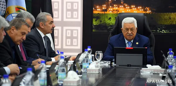 Palestinian President Mahmoud Abbas chairs the meeting of the government ministers, in the West Bank city of Ramallah, April 29, 2019. Photo by Prime Minister Office