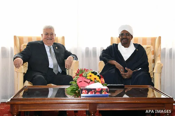Palestinian President Mahmoud Abbas meets with Sudanese President Omar al-Bashir in Moscow on July 14, 2018. Photo by Thaer Ganaim