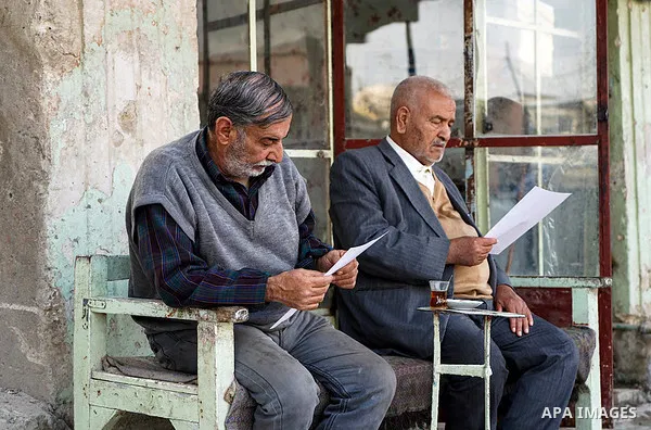 Iraqis look on the posters during awareness campaign about the coronavirus disease (COVID-19) in the northern Iraqi city of Mosul, on February 26. 2020. Photo by Ismail Adnan