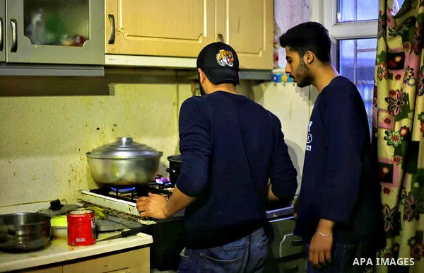 Expatriate Palestinians break their fast during the holy fasting month of Ramadan at their residence in Istanbul, Turkey, on April 30, 2020. Photo by Mahmoud abu Salama