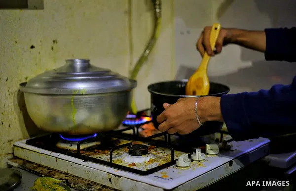 Expatriate Palestinians break their fast during the holy fasting month of Ramadan at their residence in Istanbul, Turkey, on April 30, 2020. Photo by Mahmoud abu Salama