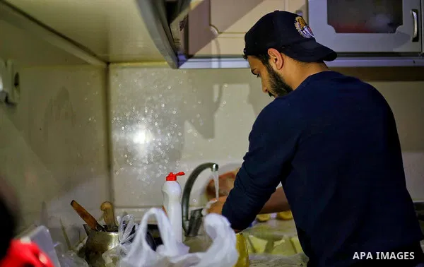 Expatriate Palestinians break their fast during the holy fasting month of Ramadan at their residence in Istanbul, Turkey, on April 30, 2020. Photo by Mahmoud abu Salama