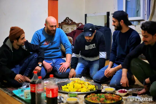 Expatriate Palestinians break their fast during the holy fasting month of Ramadan at their residence in Istanbul, Turkey, on April 30, 2020. Photo by Mahmoud abu Salama