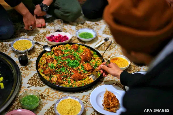 Expatriate Palestinians break their fast during the holy fasting month of Ramadan at their residence in Istanbul, Turkey, on April 30, 2020. Photo by Mahmoud abu Salama