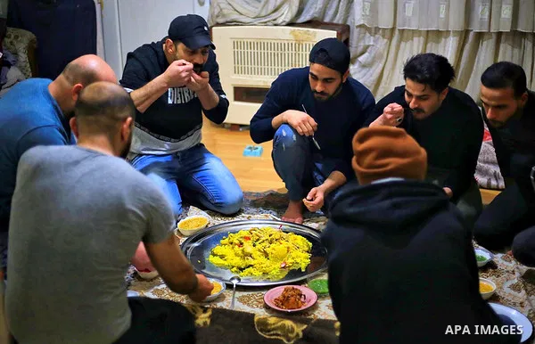 Expatriate Palestinians break their fast during the holy fasting month of Ramadan at their residence in Istanbul, Turkey, on April 30, 2020. Photo by Mahmoud abu Salama