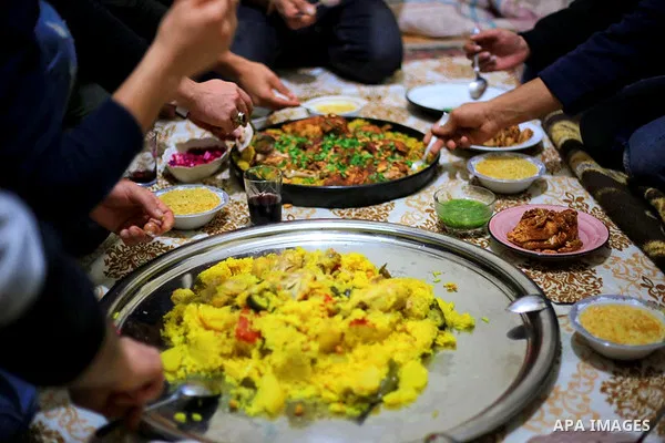 Expatriate Palestinians break their fast during the holy fasting month of Ramadan at their residence in Istanbul, Turkey, on April 30, 2020. Photo by Mahmoud abu Salama