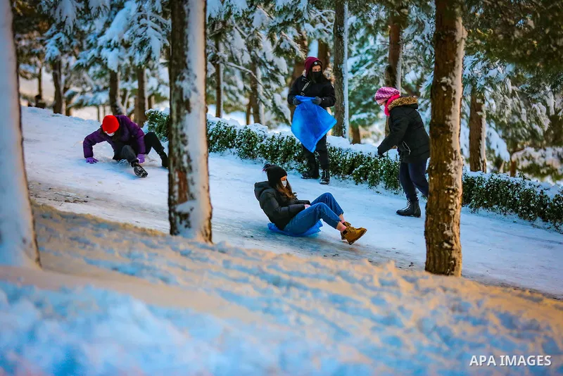 People enjoy their time on a snowy day in Istanbul, Turkey, on January 18, 2021. Photo by Atia Darwish