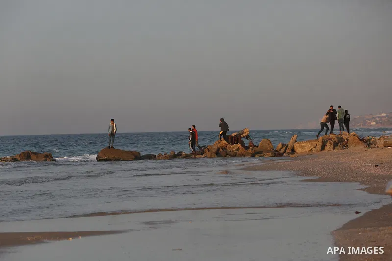Palestinians enjoy their time on the beach, amid the outbreak of the coronavirus disease (COVID-19), in Deir Al-Balah in the center of the Gaza Strip on January 27, 2021. Photo by Ashraf Amra