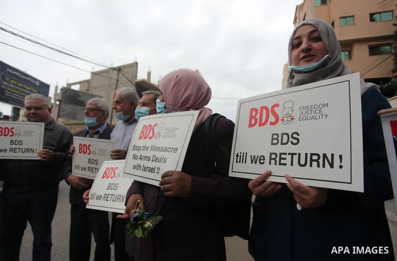 Palestinians take part in a protest to show solidarity with prisoners and the spread of the coronavirus disease (COVID-19) on Israeli Jails, in front of the headquarters of Red cross in Gaza city, on March 22, 2021. With...