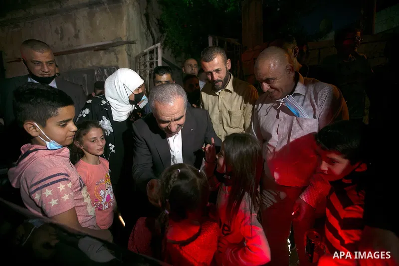 Palestinian Prime Minister Mohammad Ishtayeh attends Ramadan break fast with the family of Muhammad al-Tamimi in the West Bank city of Ramallah, April 25, 2021. Photo by Prime Minister Office
