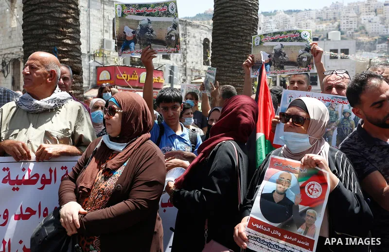 Palestinians take part in a protest to solidarity with prisoners on hunger strike held in Israeli jails, in the West Bank city of Nablus, on May 26, 2021. Photo by Stringer