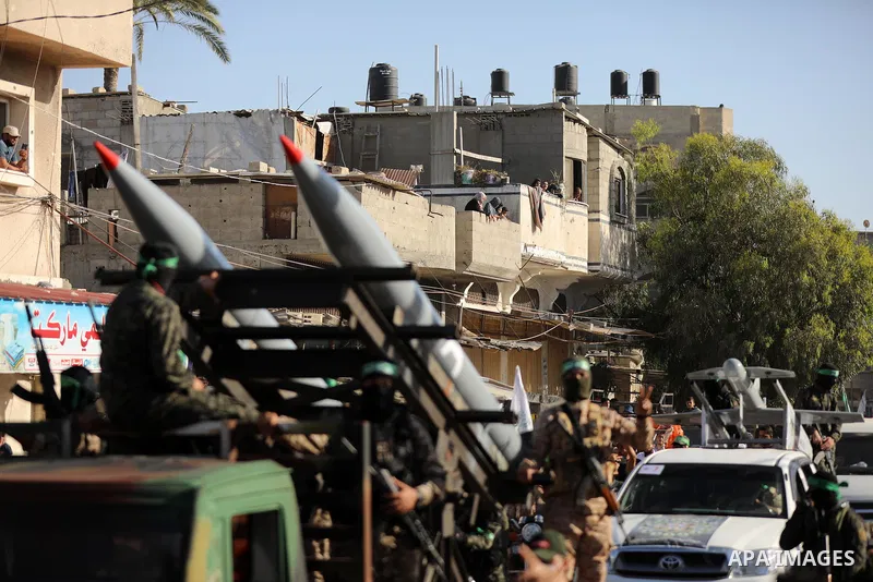 Members of the Izz-Al Din Al-Qassam Brigades, the armed wing of the Hamas movement, parade in an anti-Israel rally in Khan Younis, in the southern Gaza Strip on May 27, 2021. - The Egyptian-brokered truce ended 11 days o...