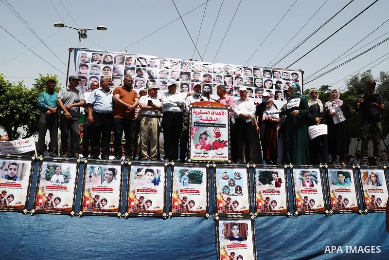 Palestinian employees of United Nations Relief and Works Agency (UNRWA) take part in a protest demanding the departure of Matthias Schmale, the director of operations for the UNRWA, "Matthias Shamali ... Go Out "outside...