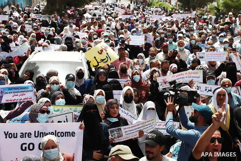 Palestinian employees of United Nations Relief and Works Agency (UNRWA) take part in a protest demanding the departure of Matthias Schmale, the director of operations for the UNRWA, "Matthias Shamali ... Go Out "outside...
