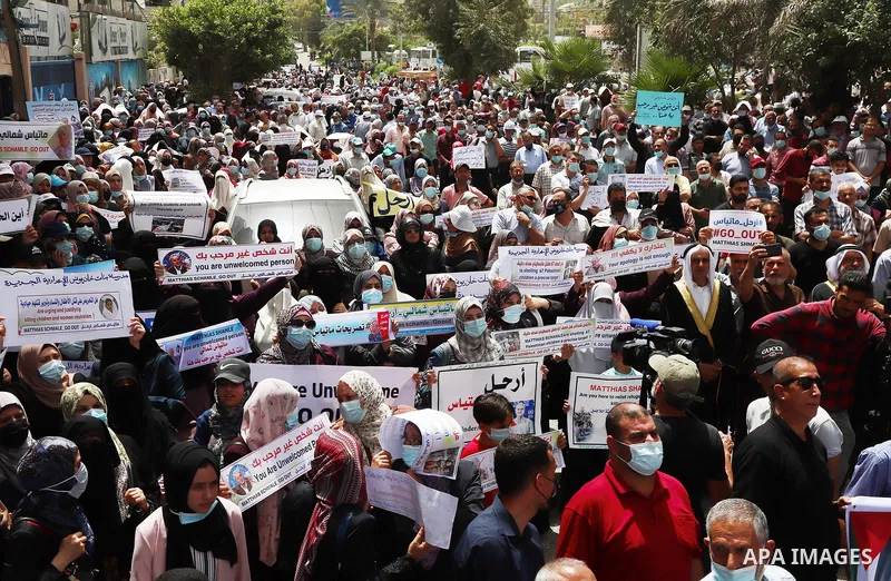 Palestinian employees of United Nations Relief and Works Agency (UNRWA) take part in a protest demanding the departure of Matthias Schmale, the director of operations for the UNRWA, "Matthias Shamali ... Go Out "outside...