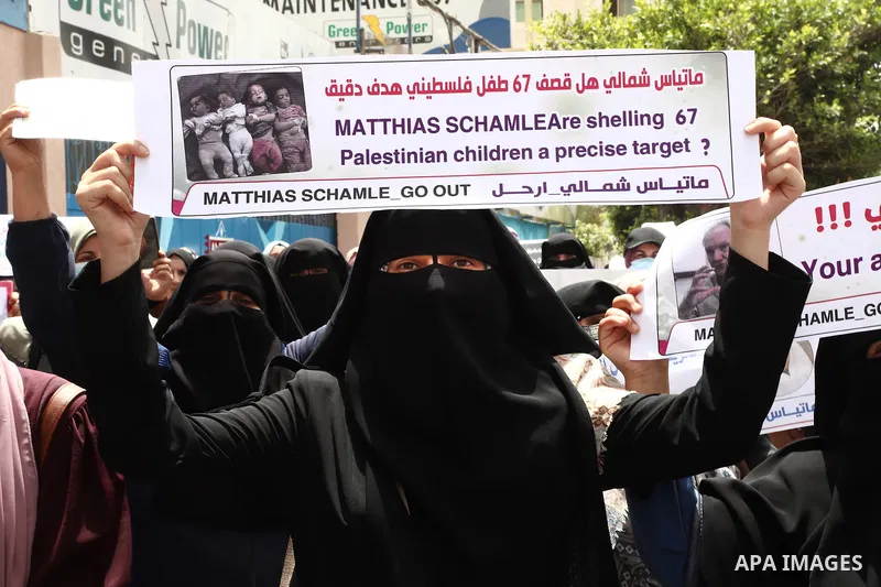 Palestinian employees of United Nations Relief and Works Agency (UNRWA) take part in a protest demanding the departure of Matthias Schmale, the director of operations for the UNRWA, "Matthias Shamali ... Go Out "outside...