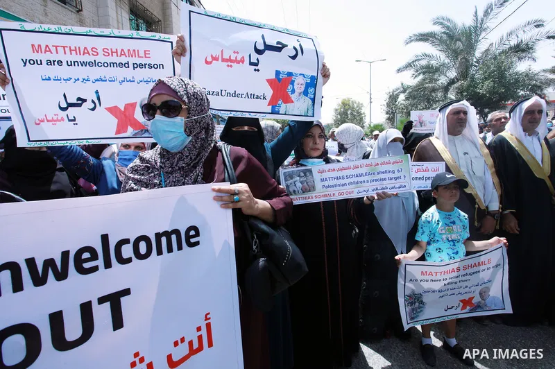 Palestinian employees of United Nations Relief and Works Agency (UNRWA) take part in a protest demanding the departure of Matthias Schmale, the director of operations for the UNRWA, "Matthias Shamali ... Go Out "outside...