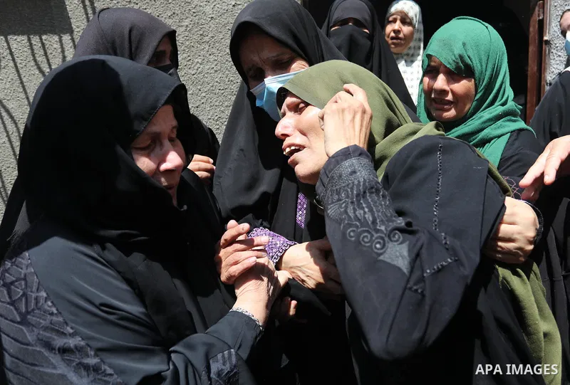 Palestinian relatives of of Osama D‘aig mourn during his funeral, in Jabalia refugee camp in the northern Gaza Strip, on August 25, 2021. He reported medical sources at al-Shifa Hospital confirming that Osama Khaled D‘ai...