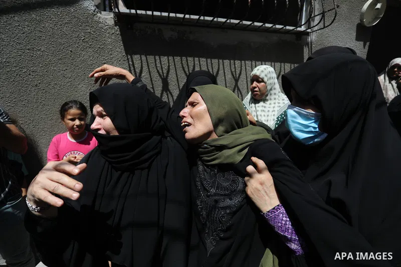 Palestinian relatives of of Osama D‘aig mourn during his funeral, in Jabalia refugee camp in the northern Gaza Strip, on August 25, 2021. He reported medical sources at al-Shifa Hospital confirming that Osama Khaled D‘ai...