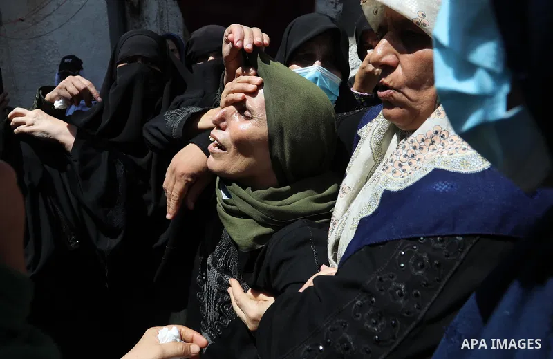 Palestinian relatives of of Osama D‘aig mourn during his funeral, in Jabalia refugee camp in the northern Gaza Strip, on August 25, 2021. He reported medical sources at al-Shifa Hospital confirming that Osama Khaled D‘ai...