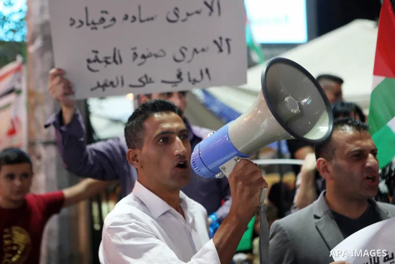 Palestinians take part in a protest in solidarity with prisoners following the escape of six Palestinian prisoners from an Israeli prison, in Hebron in the West Bank September 9, 2021. Photo by Mamoun Wazwaz