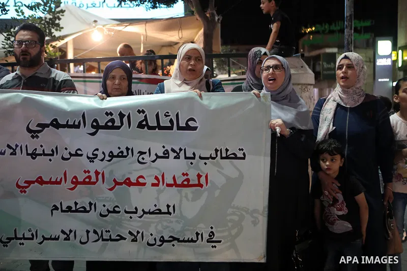 Palestinians take part in a protest in solidarity with prisoners following the escape of six Palestinian prisoners from an Israeli prison, in Hebron in the West Bank September 9, 2021. Photo by Mamoun Wazwaz