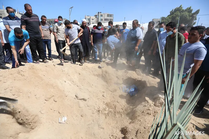 Palestinian mourners carry the body of Zana Khattab who died of the coronavirus (COVID-19) pandemic, in Deir al-Balah, central of Gaza Strip on September 22, 2021.Palestine today confirmed 1,899 new Covid-19 cases and 16...