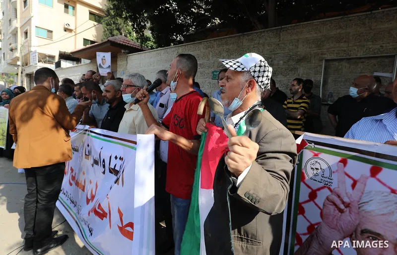 Palestinians take part in a protest to show solidarity with prisoners, in Israeli Jails in front of Red Cross headquarters, on October 4, 2021. Hundreds of Palestinian political detainees in Israeli prisons are expected...