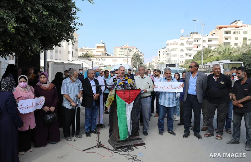 Palestinians of Social Affairs take part in a protest to demand the payment of their allowances, in front of the Ministry of Social Development office in Gaza on October 21, 2021. Photo by Ramadan El-agha