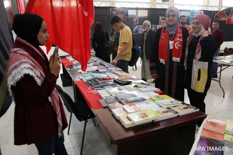 Palestinian students attend book fair at Technical University – Kadoorie, organized in solidarity with Palestinian prisoner Miqdad Qawasmeh who has been on hunger strike for 97 days, in the West Bank city of Hebron on Oc...