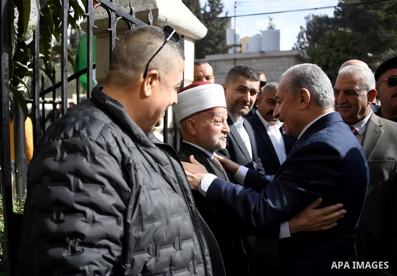 Palestinian Prime Minister Mohammed Ishtayeh chairs a special meeting of his government, in the Jerusalem on November 15, 2021. Photo by Prime Minister Office