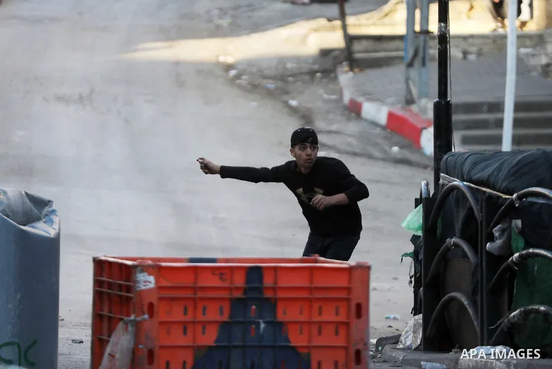 Palestinian protesters and Israeli security forces clash in the West Bank city of Hebron on November 26, 2021. Photo by Mamoun Wazwaz