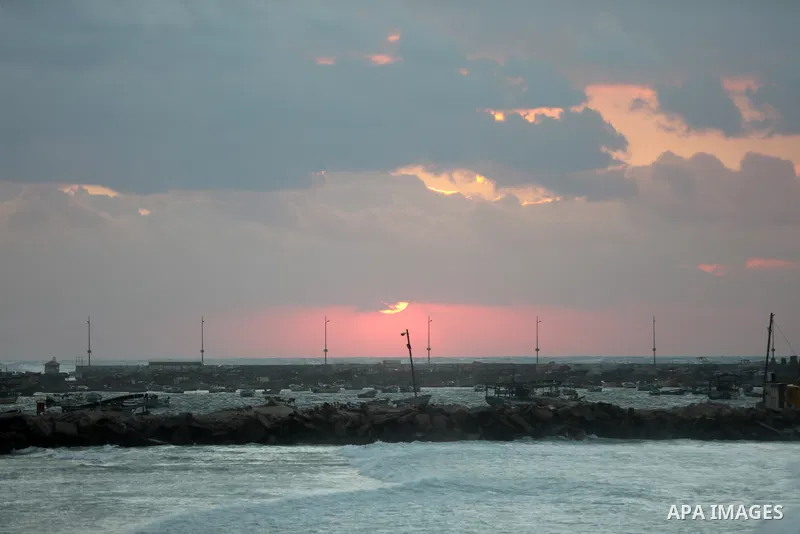 This picture taken on December 20, 2021 shows a view of the Gaza City seaport during stormy weather. Photo by Atia Darwish