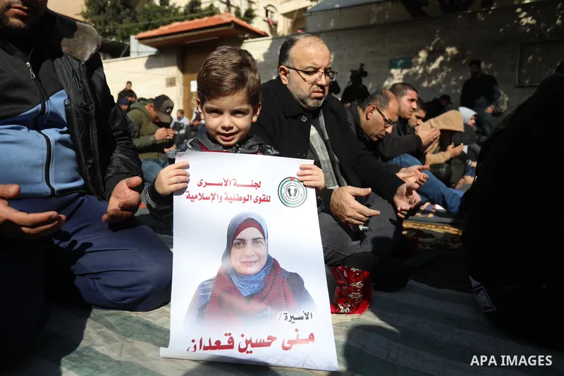 Palestinians attend Friday prayer in solidarity with Palestinian prisoners in Israeli jails, in front of Red Cross office in Gaza city, on December 24, 2021. Photo by Ashraf Amra