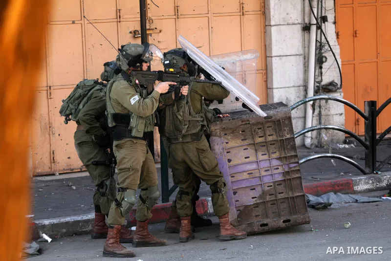 Palestinian protesters and Israeli security forces clash in the West Bank city of Hebron on November 26, 2021. Photo by Mamoun Wazwaz