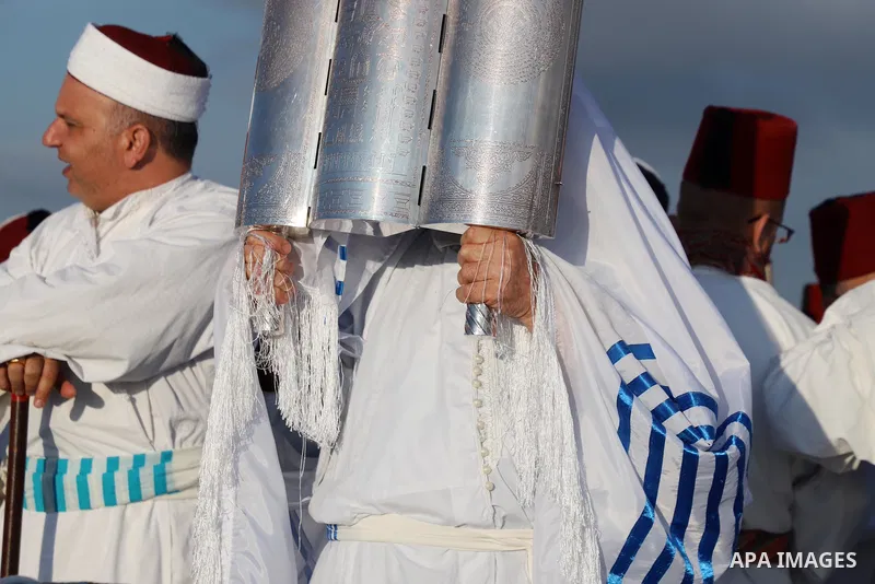 Samaritan worshippers take part in a traditional pilgrimage marking the holiday of Sukkot, or Feast of Tabernacles, on top of Mount Gerizim, near the West Bank city of Nablus, on October 20, 2021. Photo by Wajed Nobani