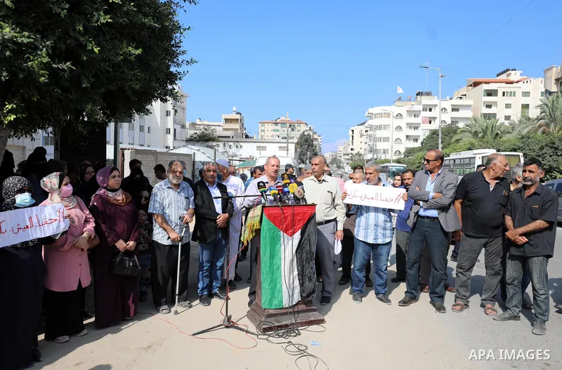 Palestinians of Social Affairs take part in a protest to demand the payment of their allowances, in front of the Ministry of Social Development office in Gaza on October 21, 2021. Photo by Ramadan El-agha