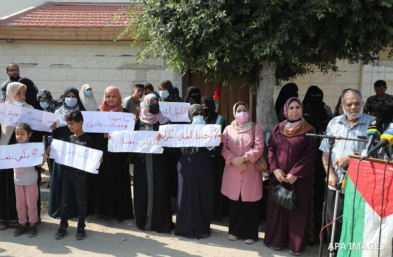 Palestinians of Social Affairs take part in a protest to demand the payment of their allowances, in front of the Ministry of Social Development office in Gaza on October 21, 2021. Photo by Ramadan El-agha