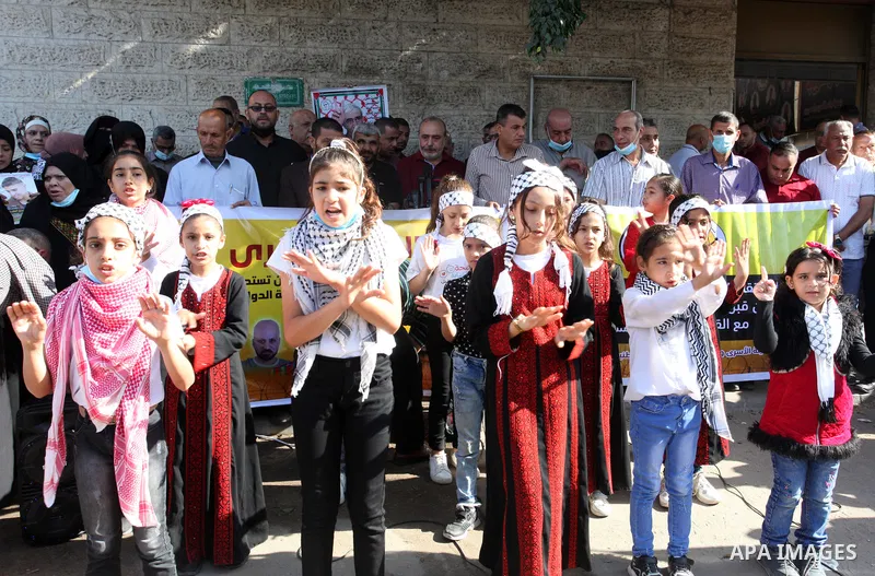 Palestinians take part in a protest in solidarity with prisoners on hunger strike at Israeli jails, in front of Red Cross office in Gaza city on October 25, 2021. Photo by Youssef Abu Watfa