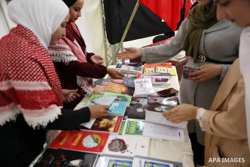 Palestinian students attend book fair at Technical University – Kadoorie, organized in solidarity with Palestinian prisoner Miqdad Qawasmeh who has been on hunger strike for 97 days, in the West Bank city of Hebron on Oc...