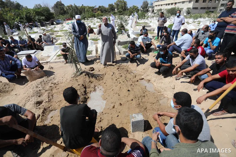 Palestinian mourners carry the body of Zana Khattab who died of the coronavirus (COVID-19) pandemic, in Deir al-Balah, central of Gaza Strip on September 22, 2021.Palestine today confirmed 1,899 new Covid-19 cases and 16...