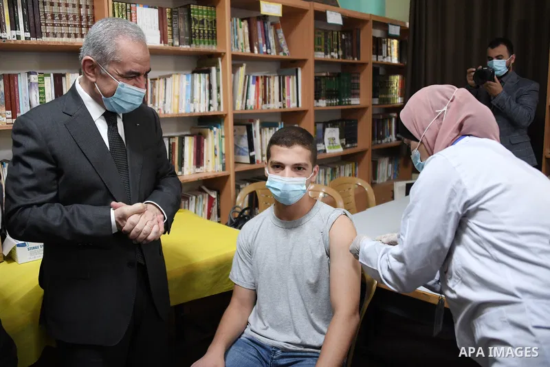 Palestinian Prime Minister Mohammad Shtayyeh attends a vaccination campaign against the Covid-19 coronavirus for school students, in the West Bank city of Ramallah, on August 30, 2021. Photo by Prime Minister Office