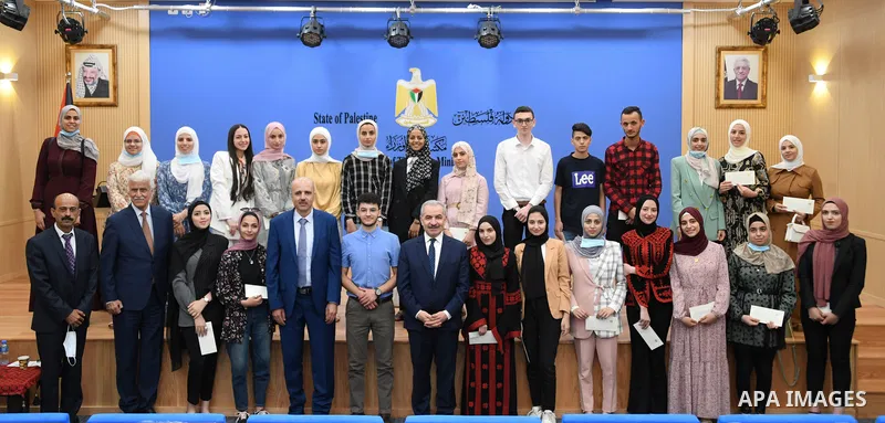 Palestinian Prime Minister Mohammed Ishtayeh meets with High school students and their families, in the West Bank city of Ramallah on August 05, 2021. Photo by Prime Minister Office