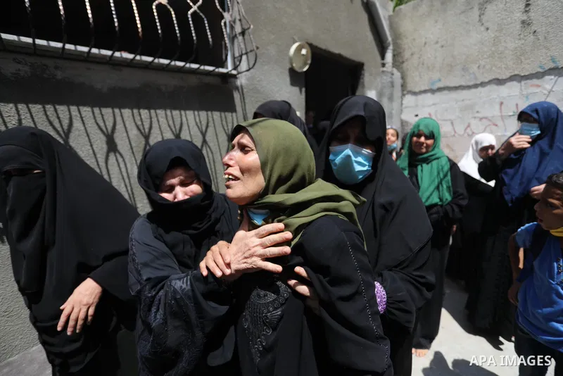 Palestinian relatives of of Osama D‘aig mourn during his funeral, in Jabalia refugee camp in the northern Gaza Strip, on August 25, 2021. He reported medical sources at al-Shifa Hospital confirming that Osama Khaled D‘ai...