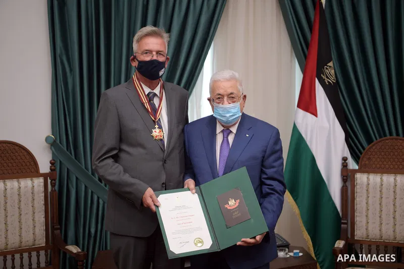 Palestinian President Mahmoud Abbas meets with the German ambassador in the West Bank city of Ramallah, on June 10, 2021. Photo by Thaer Ganaim