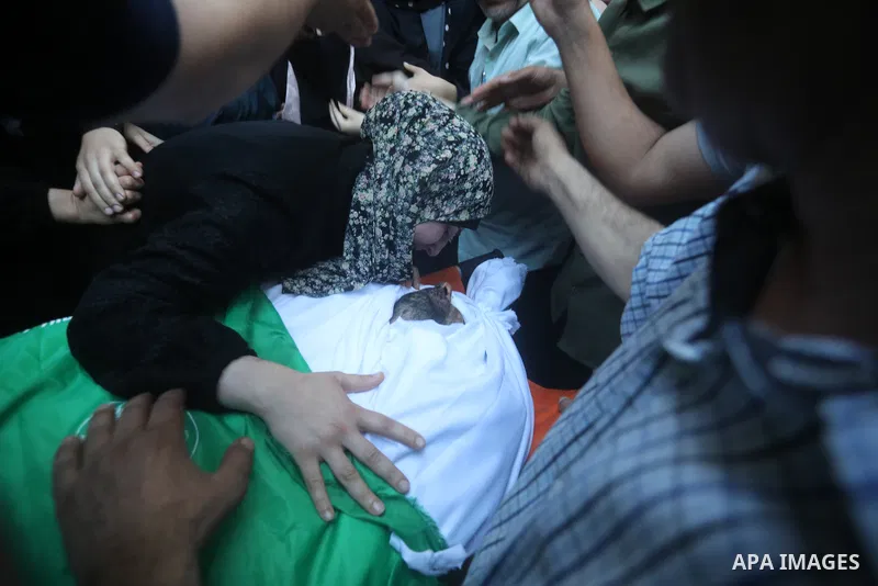 Relatives of Ahmad Zaki Abu Hassera, one of the two fighters who died after reportedly dismantling a bomb dropped by Israeli forces, mourn during his funeral in Gaza City on June 2, 2021. Photo by Mahmoud Nasser