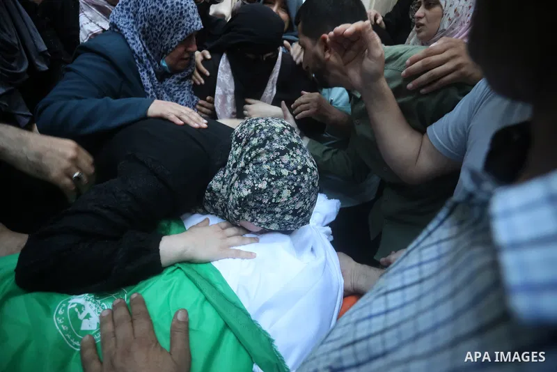 Relatives of Ahmad Zaki Abu Hassera, one of the two fighters who died after reportedly dismantling a bomb dropped by Israeli forces, mourn during his funeral in Gaza City on June 2, 2021. Photo by Mahmoud Nasser
