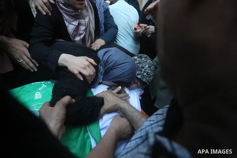 Relatives of Ahmad Zaki Abu Hassera, one of the two fighters who died after reportedly dismantling a bomb dropped by Israeli forces, mourn during his funeral in Gaza City on June 2, 2021. Photo by Mahmoud Nasser