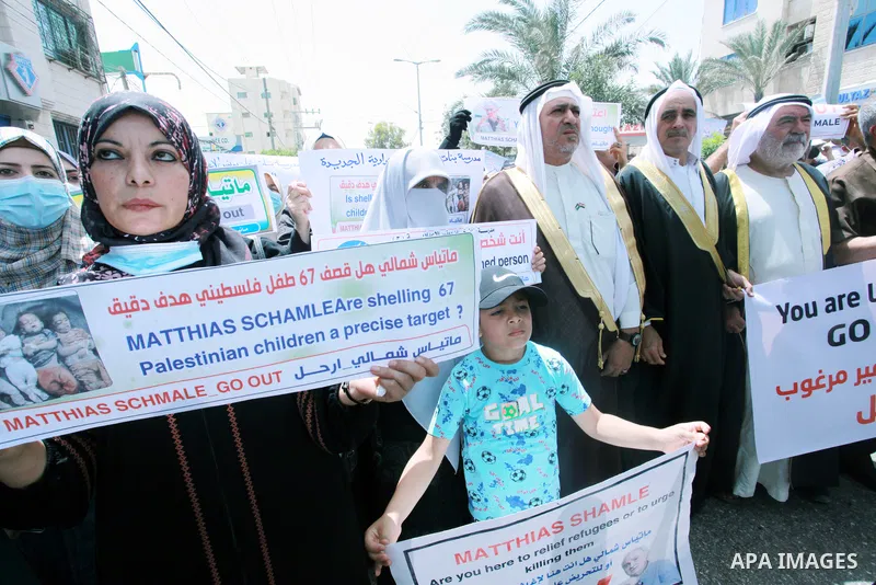 Palestinian employees of United Nations Relief and Works Agency (UNRWA) take part in a protest demanding the departure of Matthias Schmale, the director of operations for the UNRWA, "Matthias Shamali ... Go Out "outside...